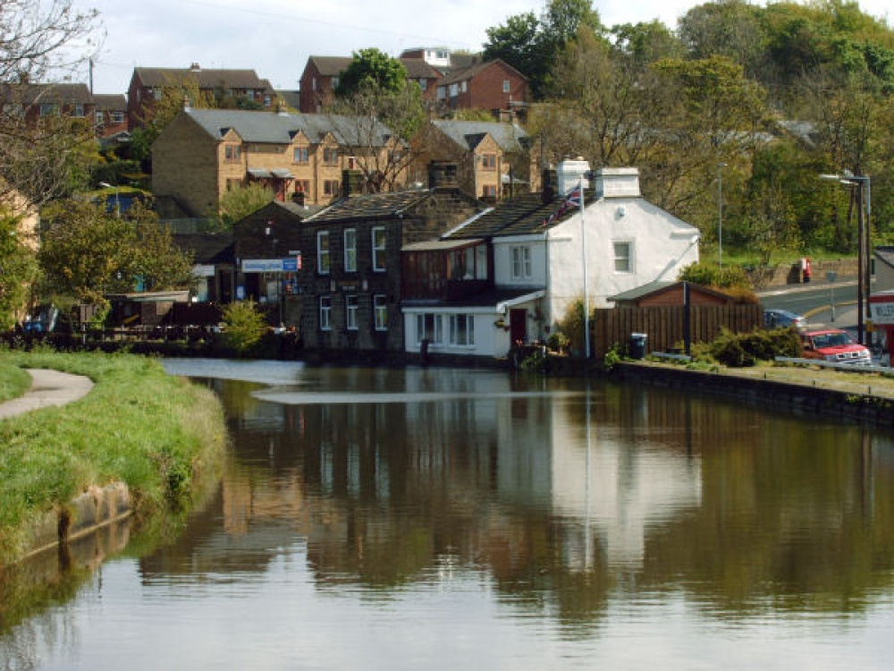 The aptly named Rodley Barge Pub, looks like it is almost afloat