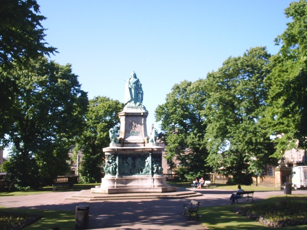 Lancasters queen victoria, dalton square, 2005