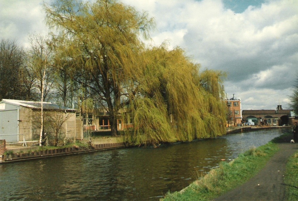 Alperton. Grand Union Canal