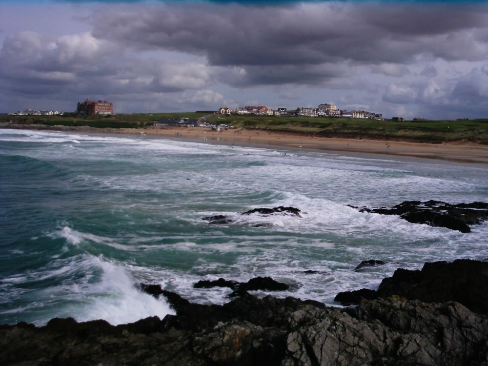 A view over Fistral-Beach, backround Headland-Hotel in Newquay