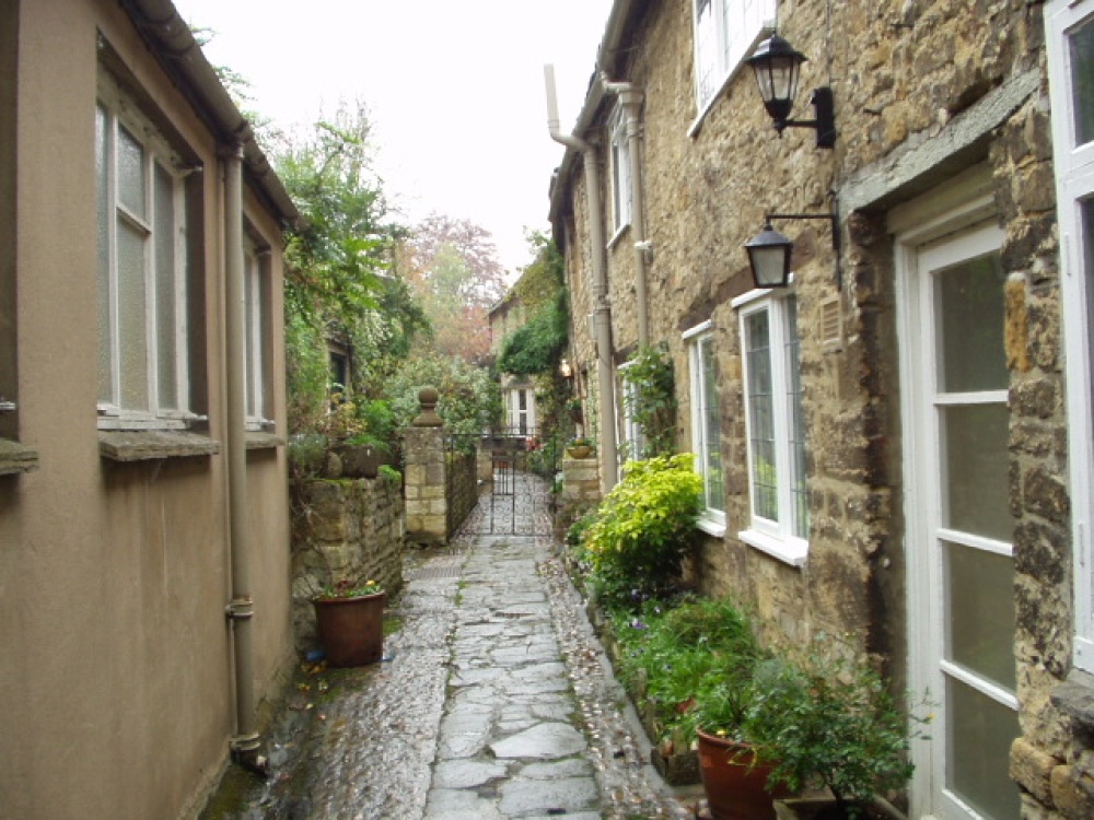 An alley off the main street in Burford.