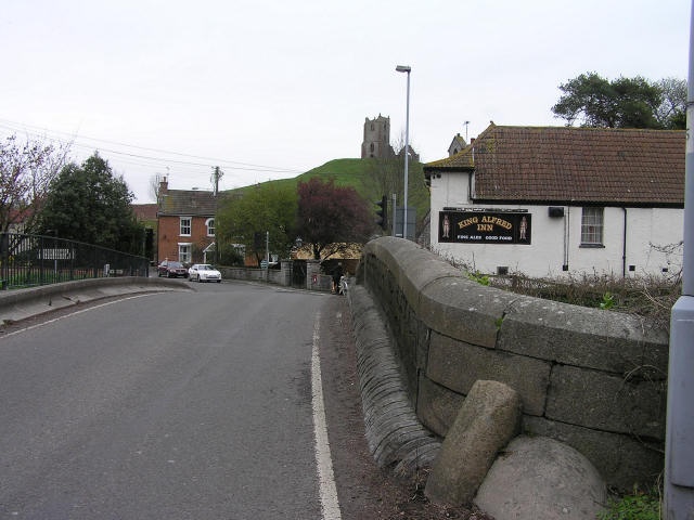 Burrow Bridge. The 'Mump', The King Alfred Inn, and the old toll bridge over the river Parrett.