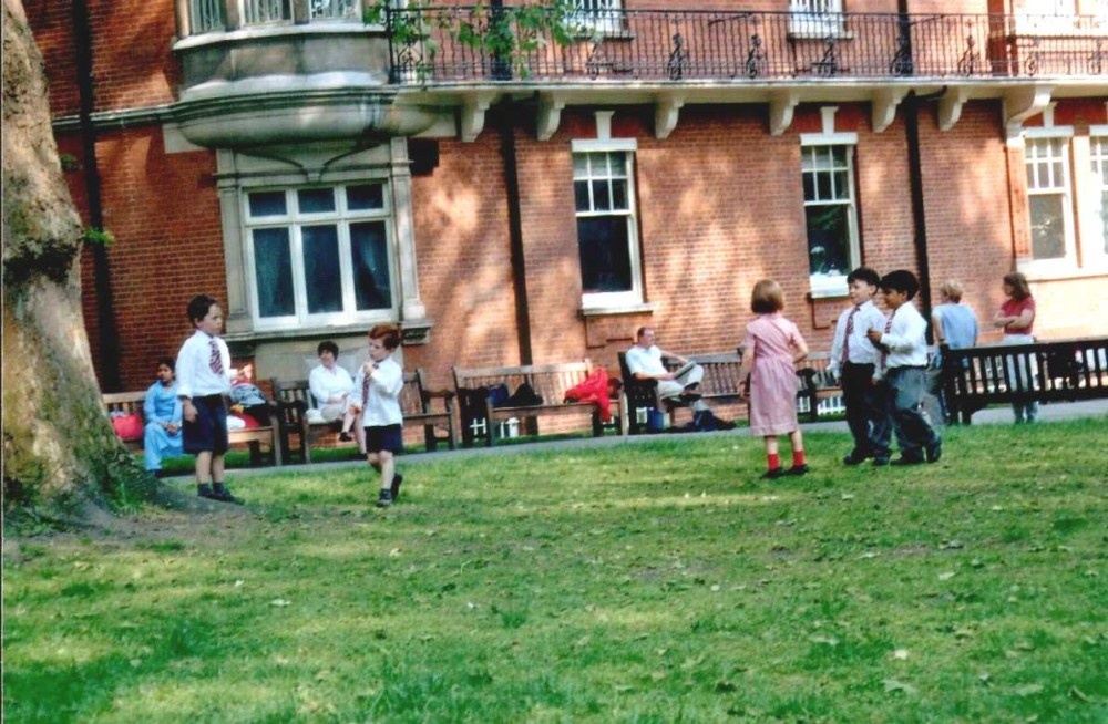 Photograph of London - Mayfair, St George`s Gardens, May 2004