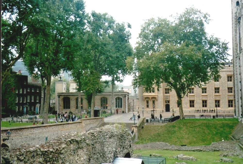 London - Tower of London, Jewel House and St Peter Chape, Sept 2002