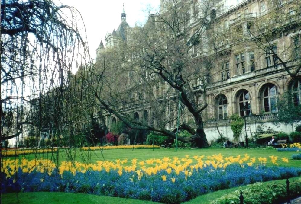 London - Victoria Embankment Gardens, May 2001
