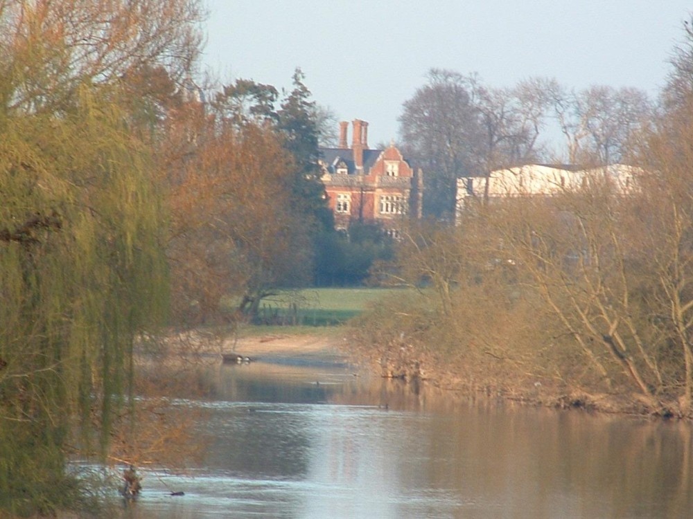 Manor house across the Thames as viewed from Wallingford Bridge.  Wallingford, OXON