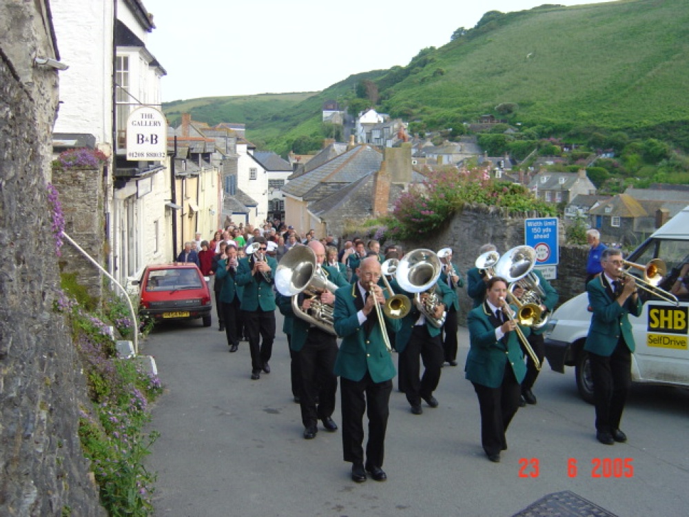 Port Isaac, Cornwall - dancing up the hill to 