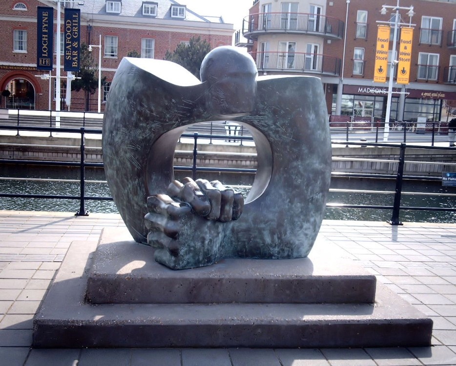 Sculpture at Gunwharf Quays.
Taken: 20th March 2006