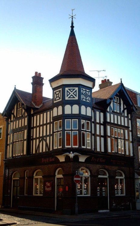The Seagull Pub, Old Portsmouth.

Taken:  5th May 2006