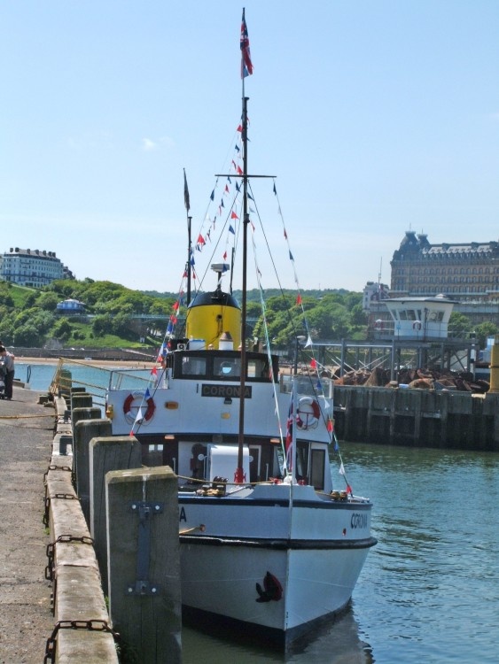 The Coronia tour boat at south bay Scarborough =) (05-06-2006)