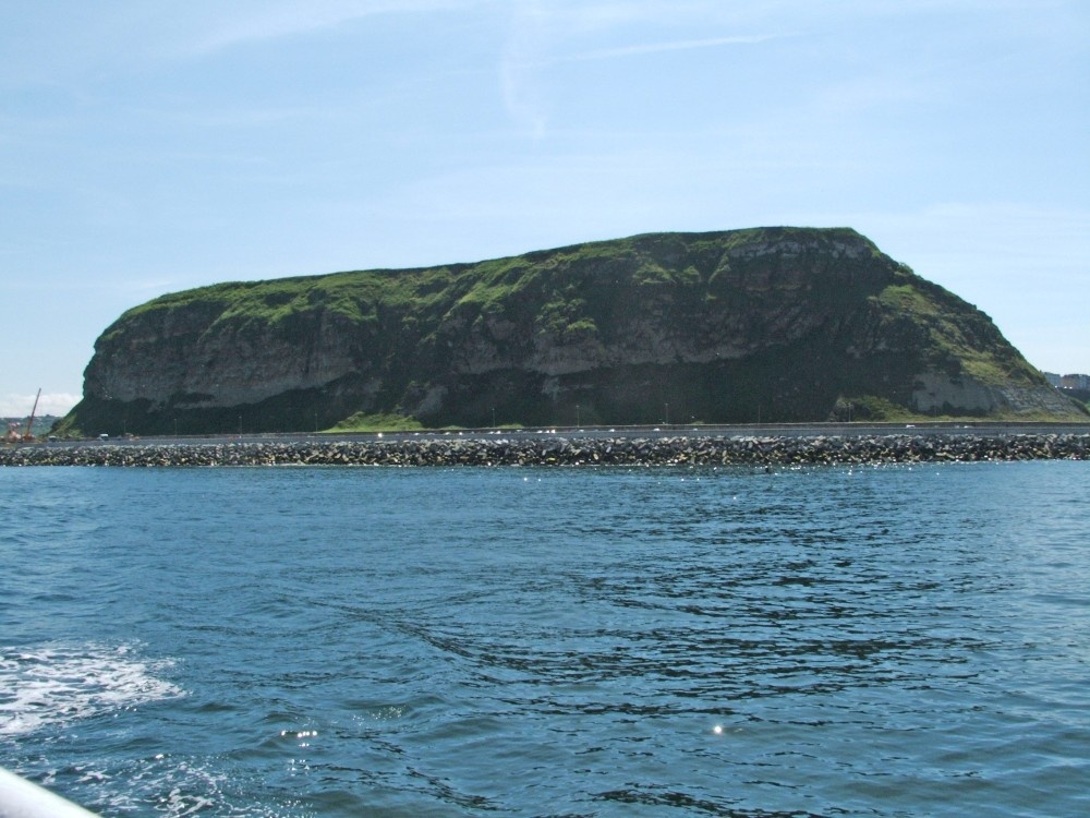 view from the Coronia tour boat on Scarborough castle hill=) (05-06-2006)