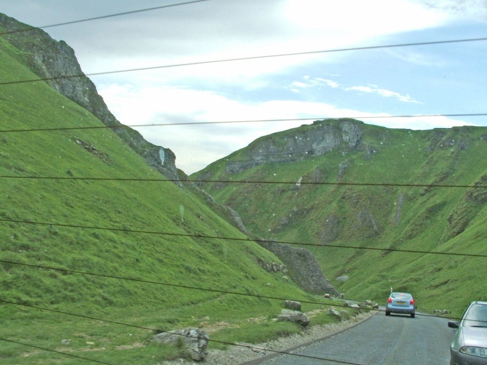 Looking back at Winnats Pass coming from Castleton =) (04-05-2006)