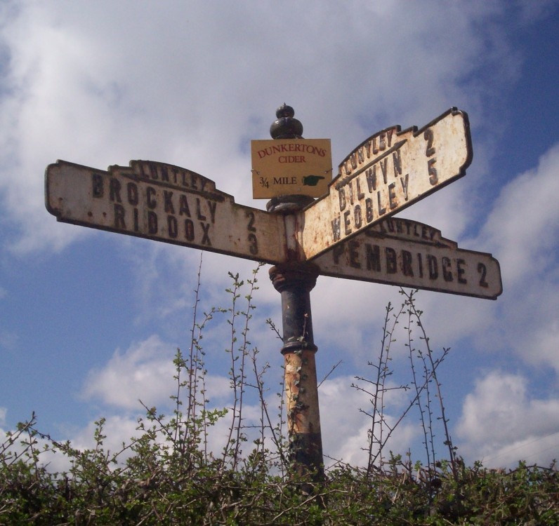 Cast-iron direction sign at Luntley, Herefordshire
