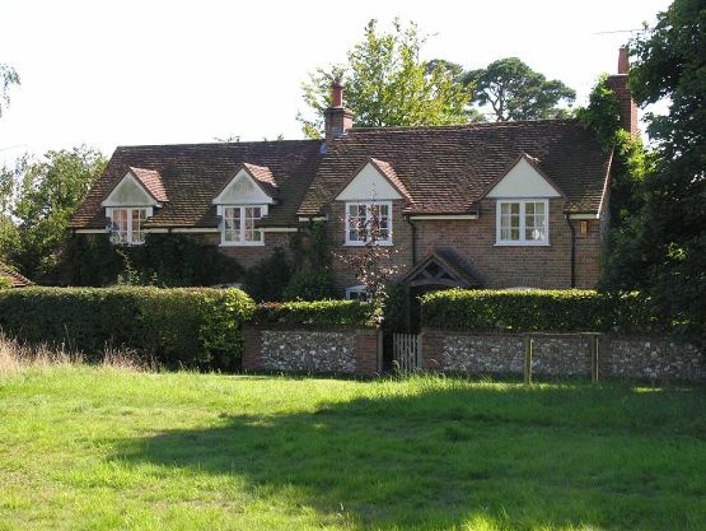 Photograph of Cottage in Nettlebed, Oxfordshire, seen in 'Midsomer Murders' detective series