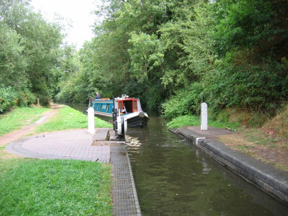Staffordshire & Worcestershire Canal. August 2006. Entering the lock. Is it too narrow?