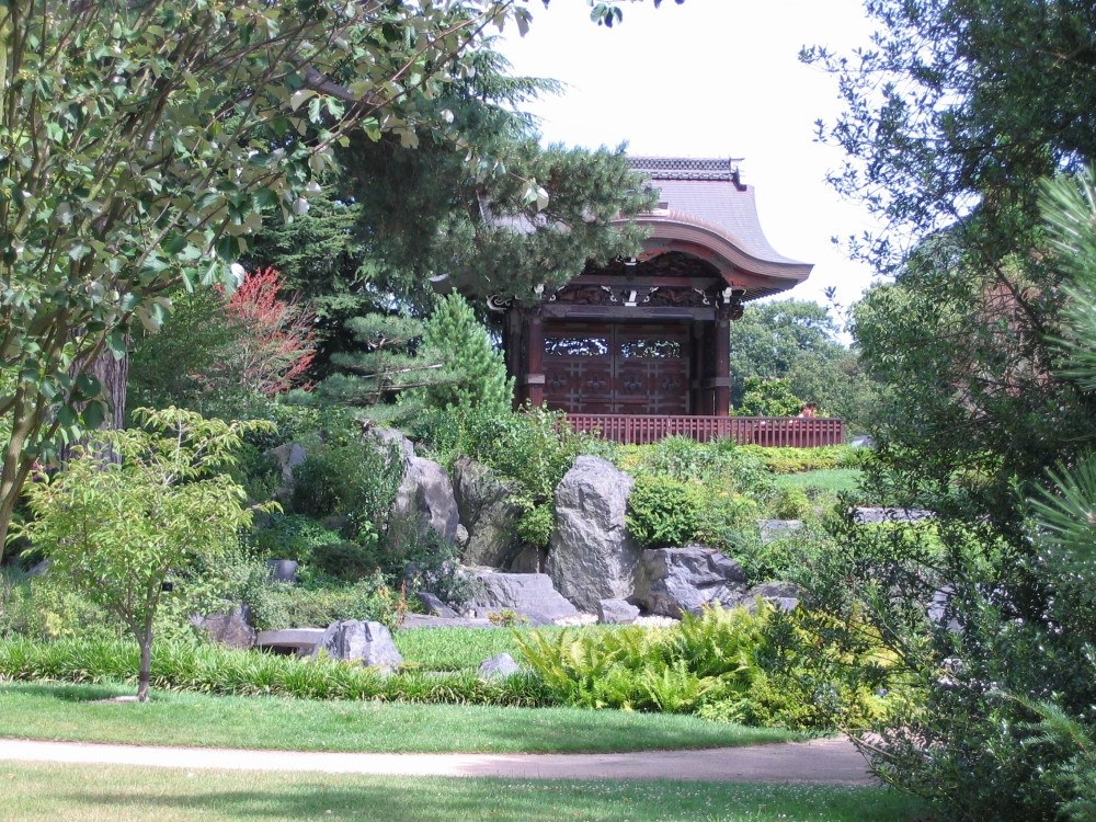 Kew Royal Botanical Gardens. August 2006. Japanese garden.