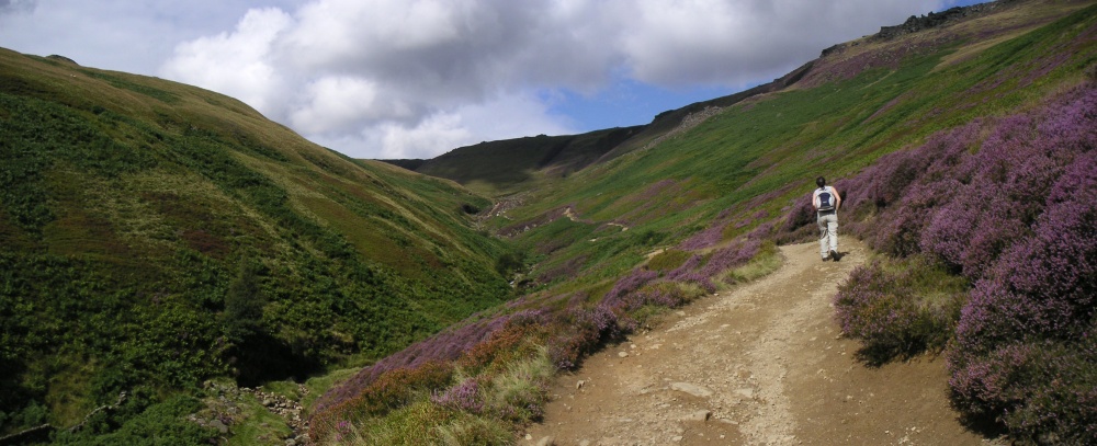 Peak District National Park, Derbyshire: Edale and the Kinder Plateau.