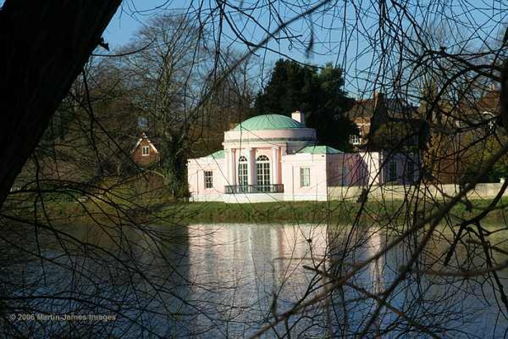 London River Thames. Isleworth, Syon Park.