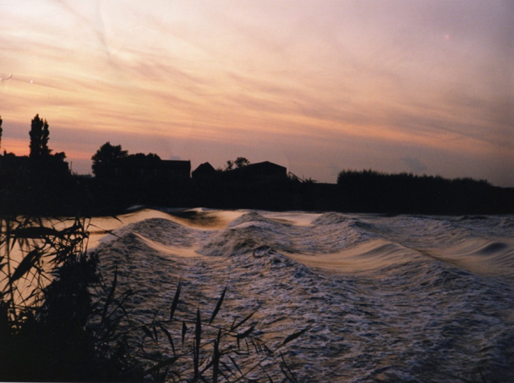 Aegir (tidal bore) at Sunset. Gainsborough, Lincolnshire.