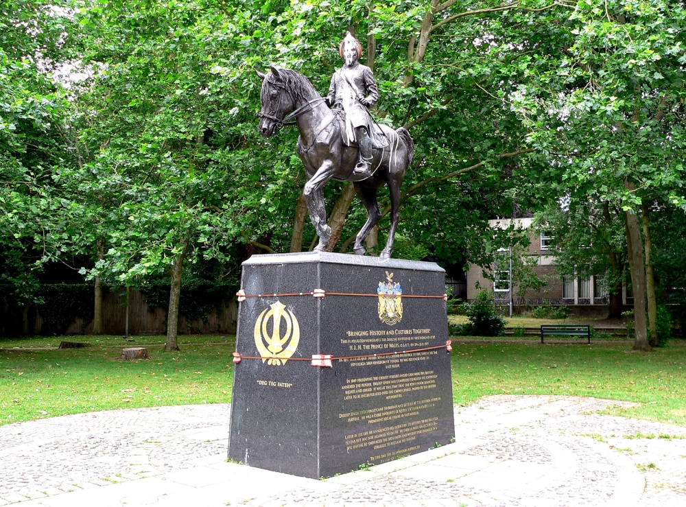 Photograph of Vandalised statue of Mahrajah dulep Singh, on Butten island