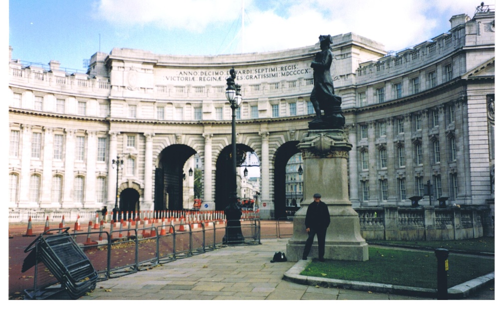 Statue of Captain James Cook at Admiralty Arch, London