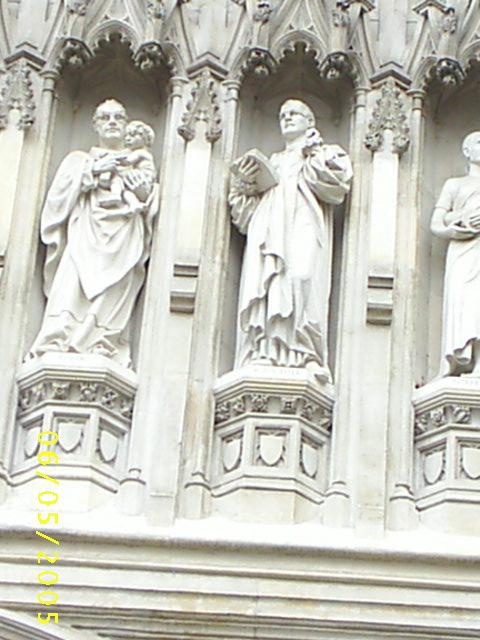 close-up of frontice statues near Dietrich Bonhoeffer (German)