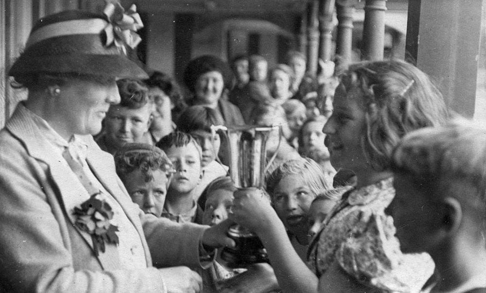 Fanny Leon awarding trophy