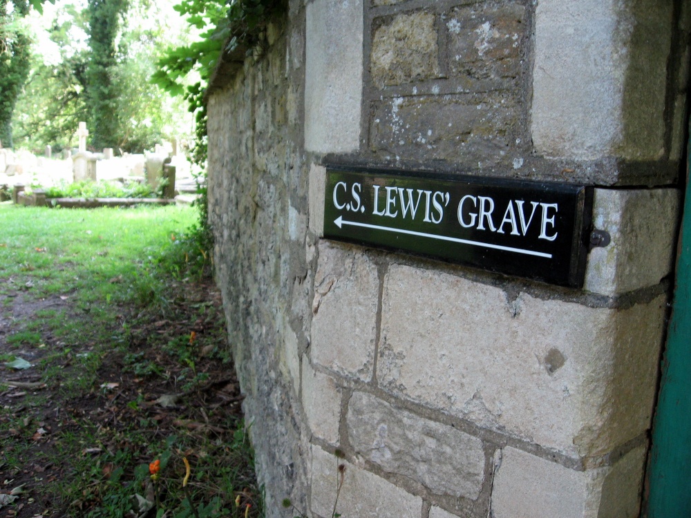 Sign to grave of C.S. Lewis