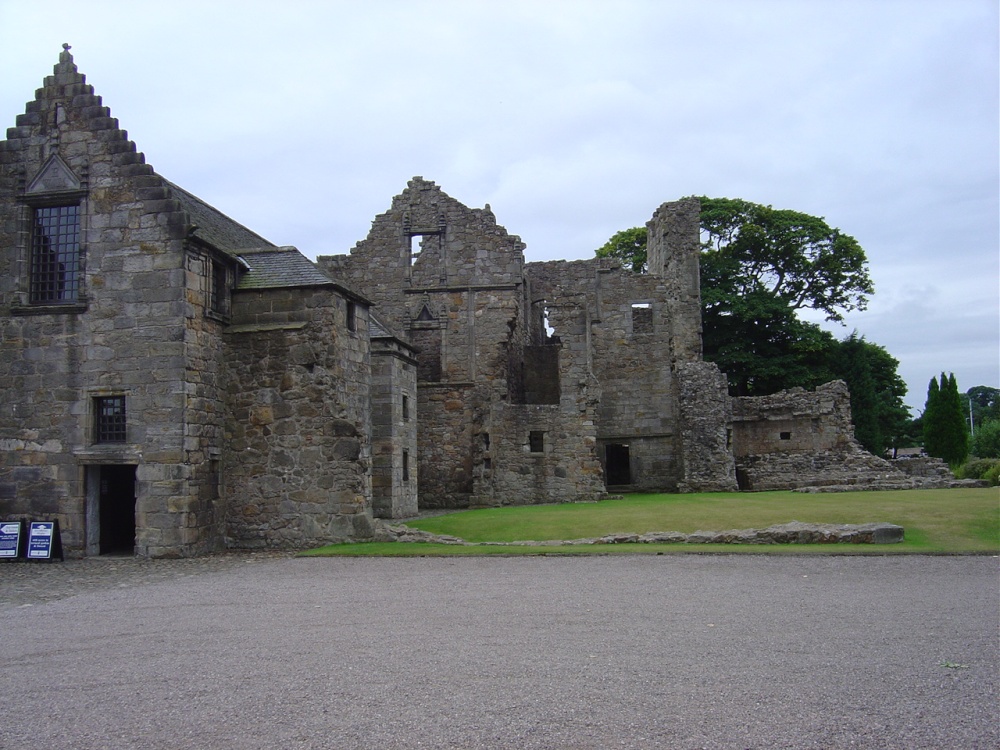 Aberdour Castle (Scotland) photo by lucsa