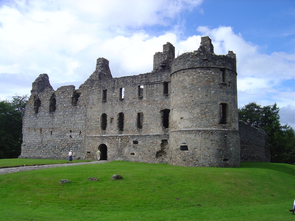 Balvenie Castle (Moray) photo by lucsa