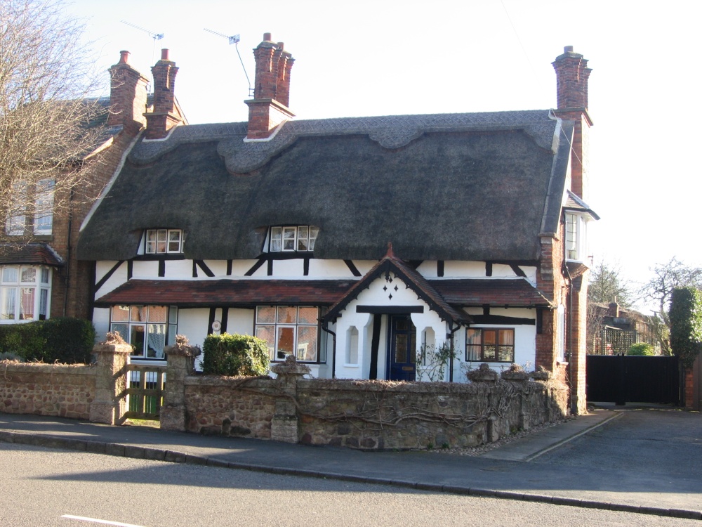 Photograph of Thatched cottage in Brinklow