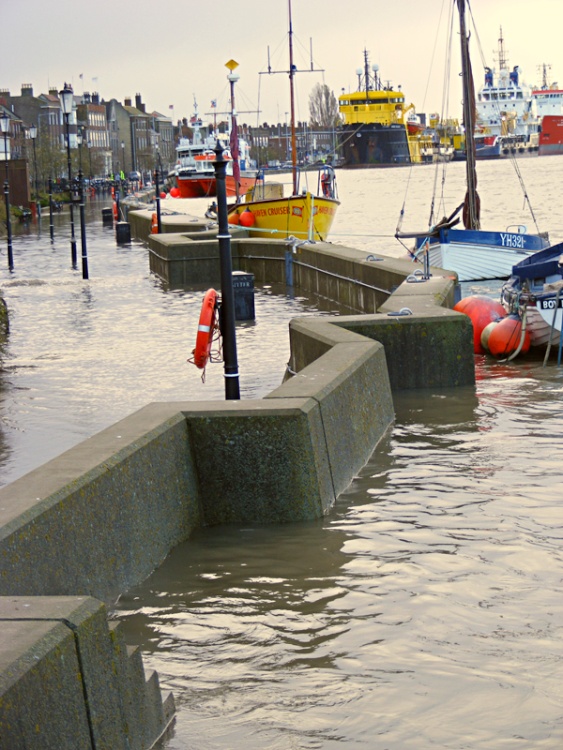 The river Yare and South Quay during floods on 9th November 2007