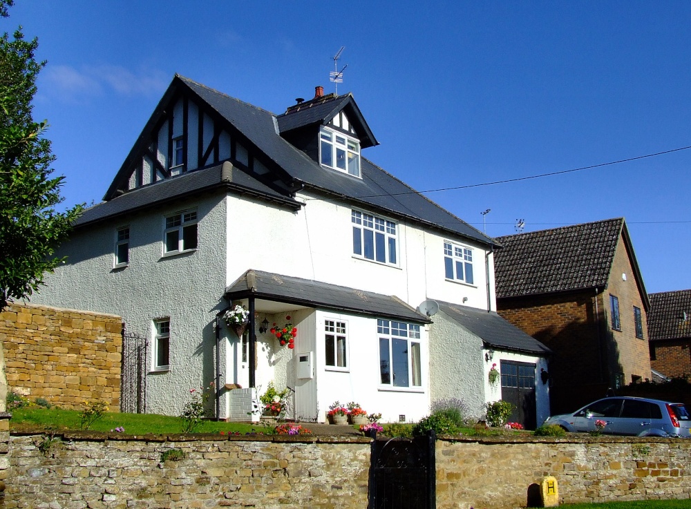 Photograph of Nice white house on a sunny day in Scaldwell