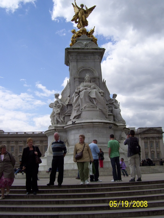Queen Victoria Statue London