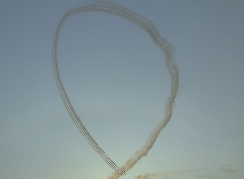 Smokey sky, Red Arrows fashion.