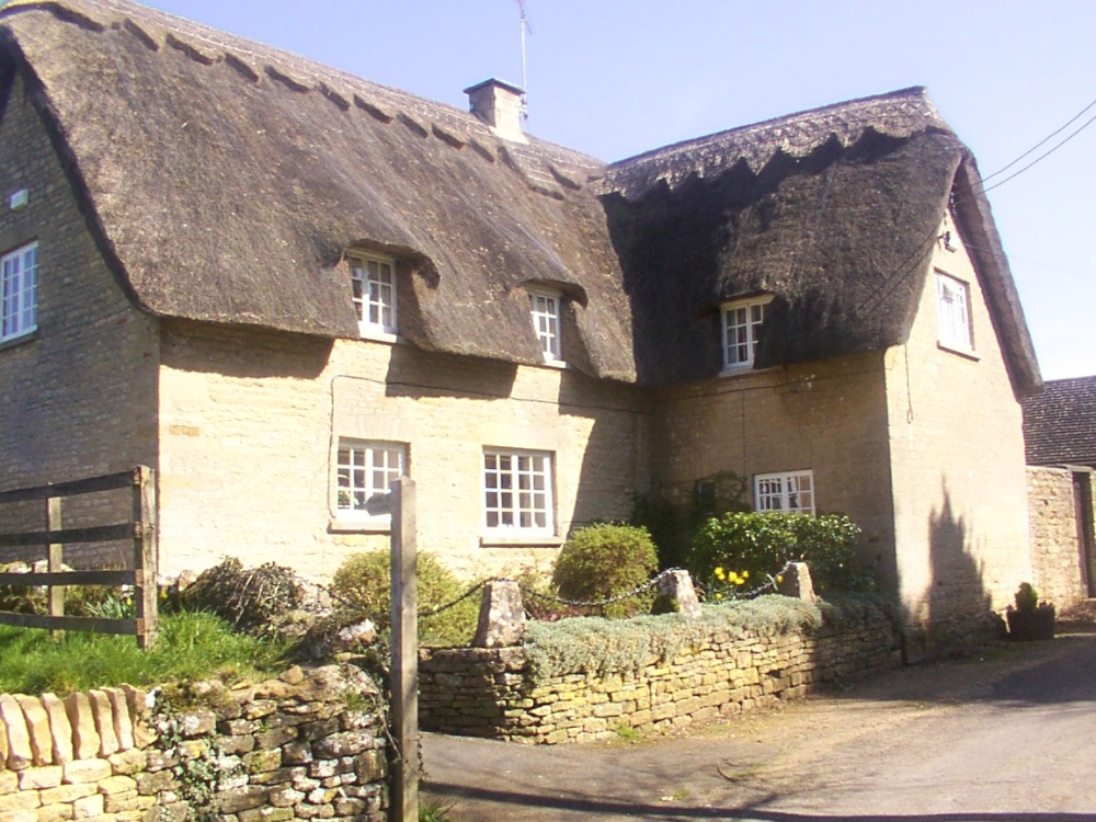 Photograph of Bledington Thached Cottages