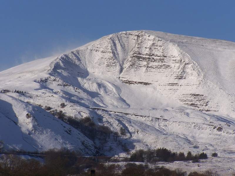 Mam Tor in the snow photo by Gary Shield