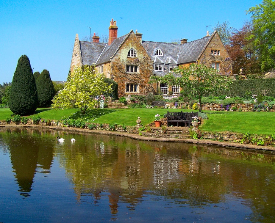 Photograph of Coton Manor,Northamptonshire