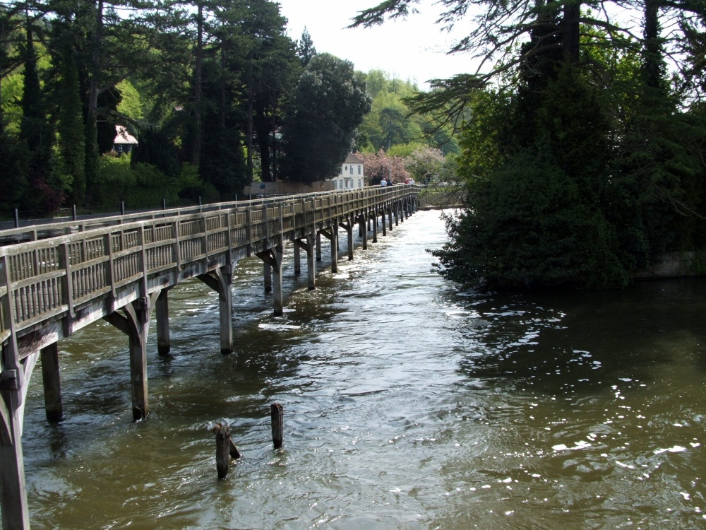 Henley near the lock