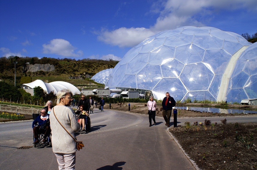 Walklng to the Domes.