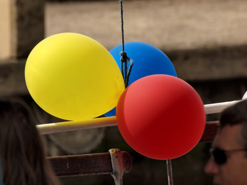 Riverboat party balloons, Goring-on-Thames, Oxon.