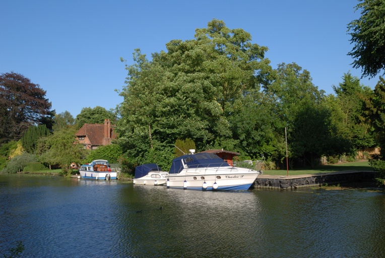 Canal / Boat House near River Thames and Sutton Courtenay (Oxfordshire) July 2009