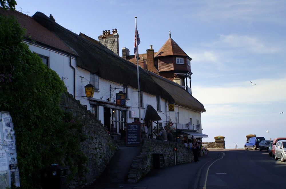 Old thatched houses, now a pub and a shop.