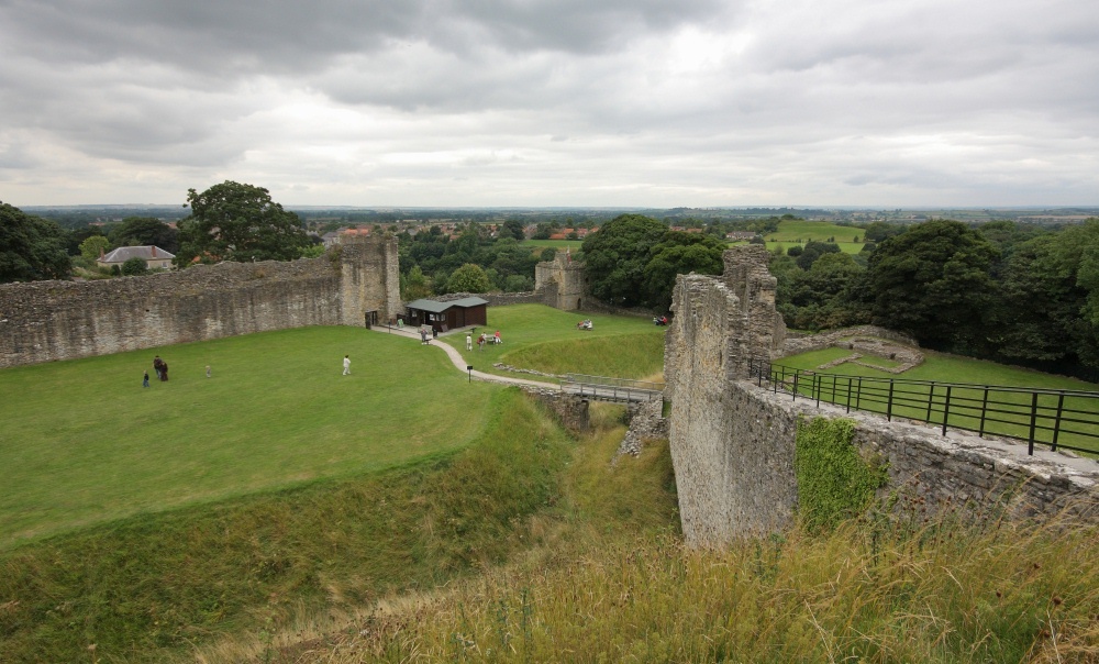 Pickering Castle 012 photo by Paul Lakin