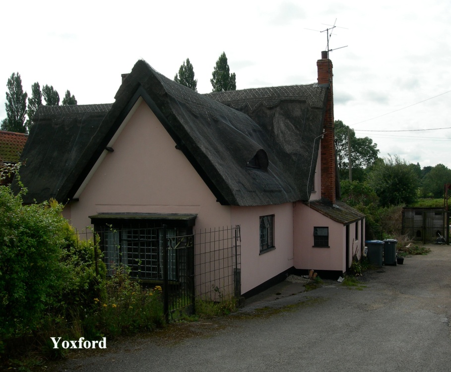 Photograph of A pretty thatched cottage in Yoxford
