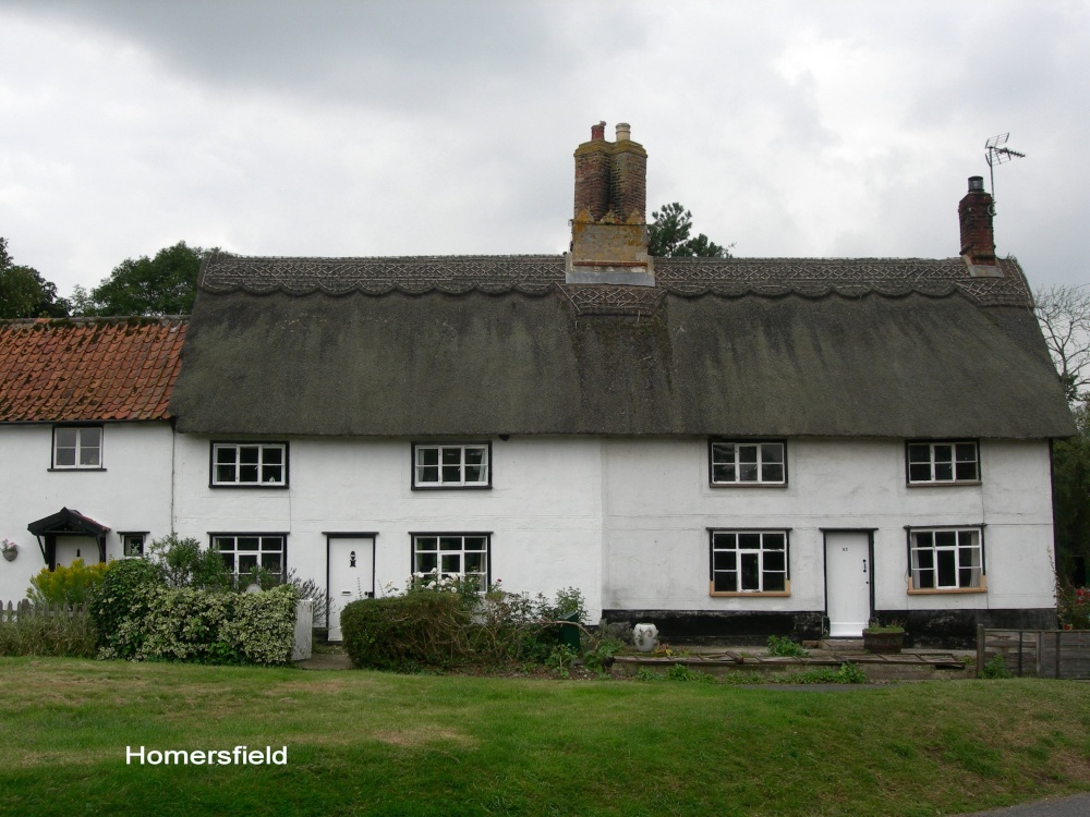 Photograph of Thatched cottages in Homersfield
