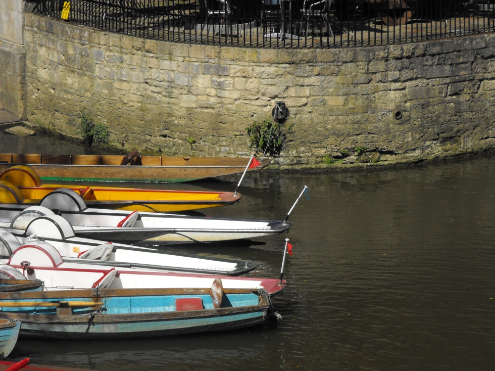 A Punt (at the back) and other boats at the ready on the River Cherwell