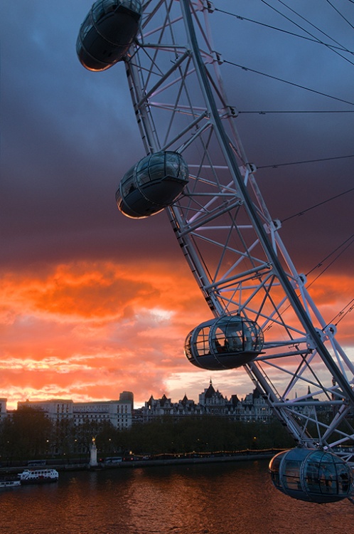 The London Eye at dusk