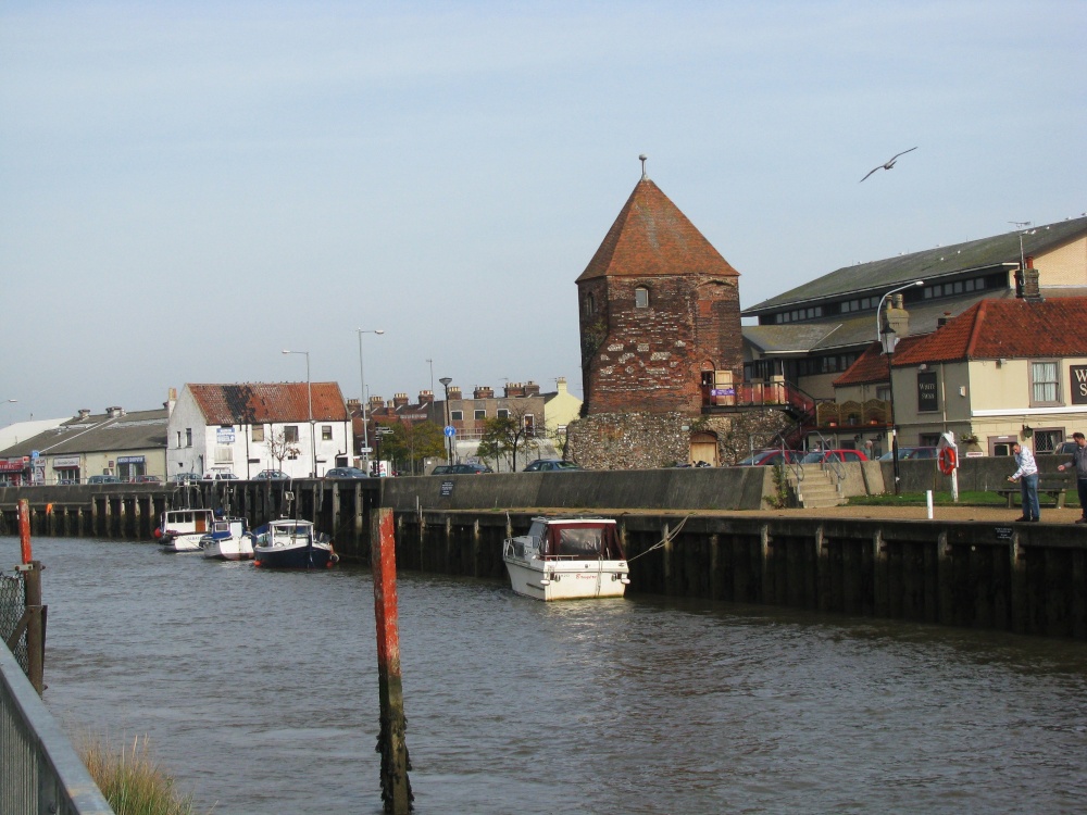The River Yare. The tower is part of the old wall