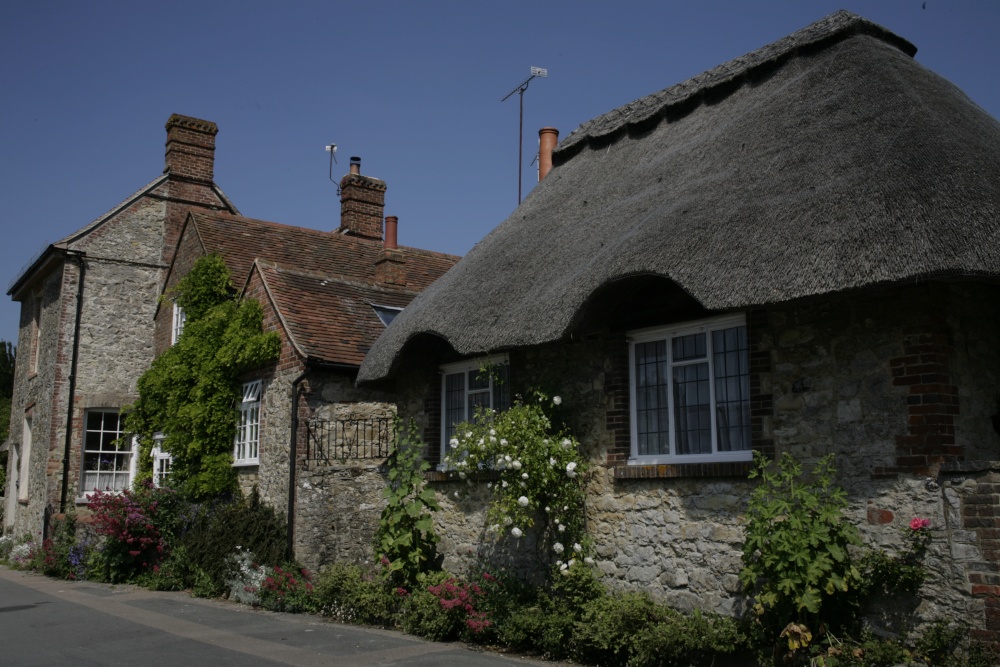 Английский дом видео. Английский домик. Старые английские дома. Самый маленький дом Великобритании. Скромныедомикибритагии.